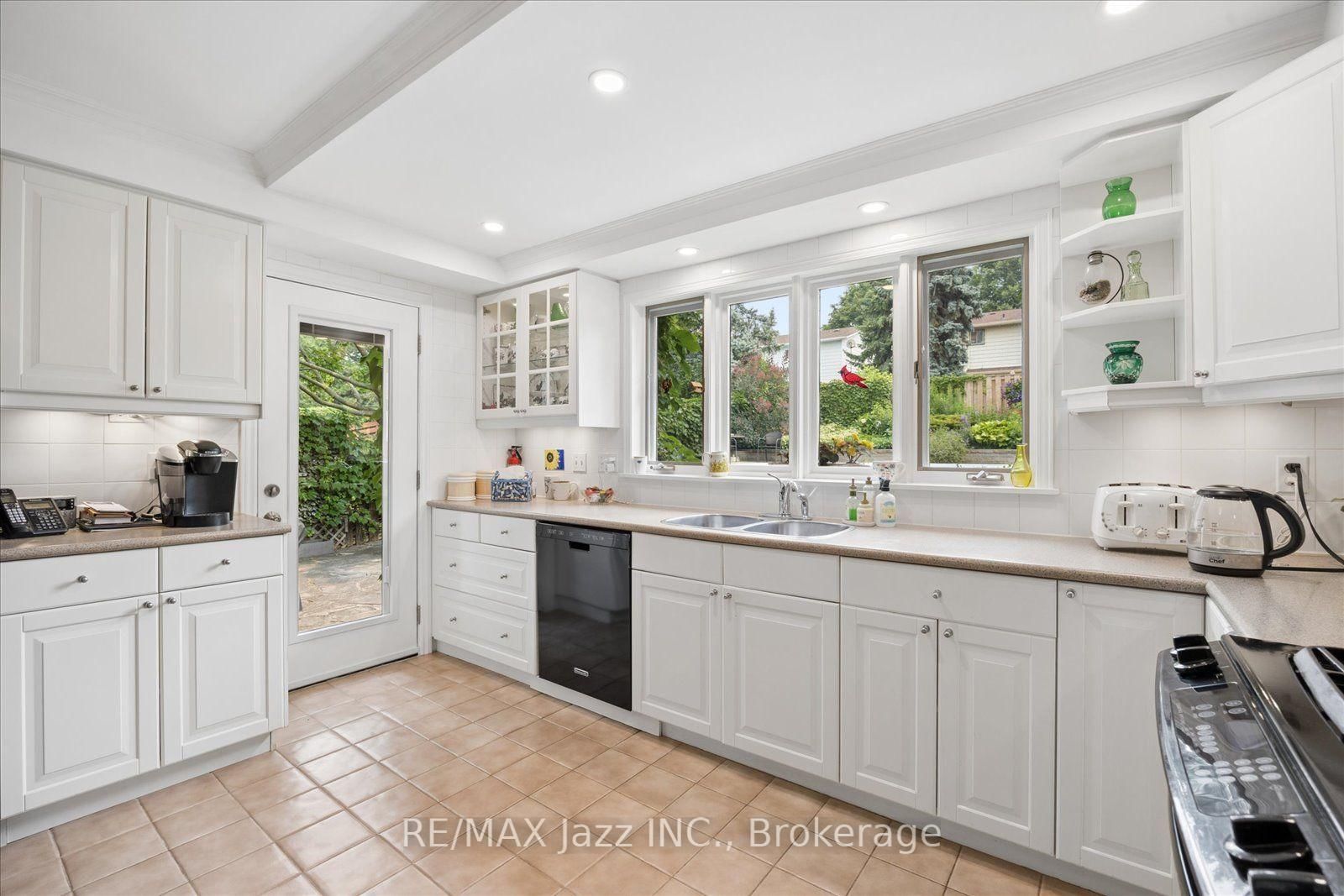 38 Trinity Crescent • Whitby, ON photo 10