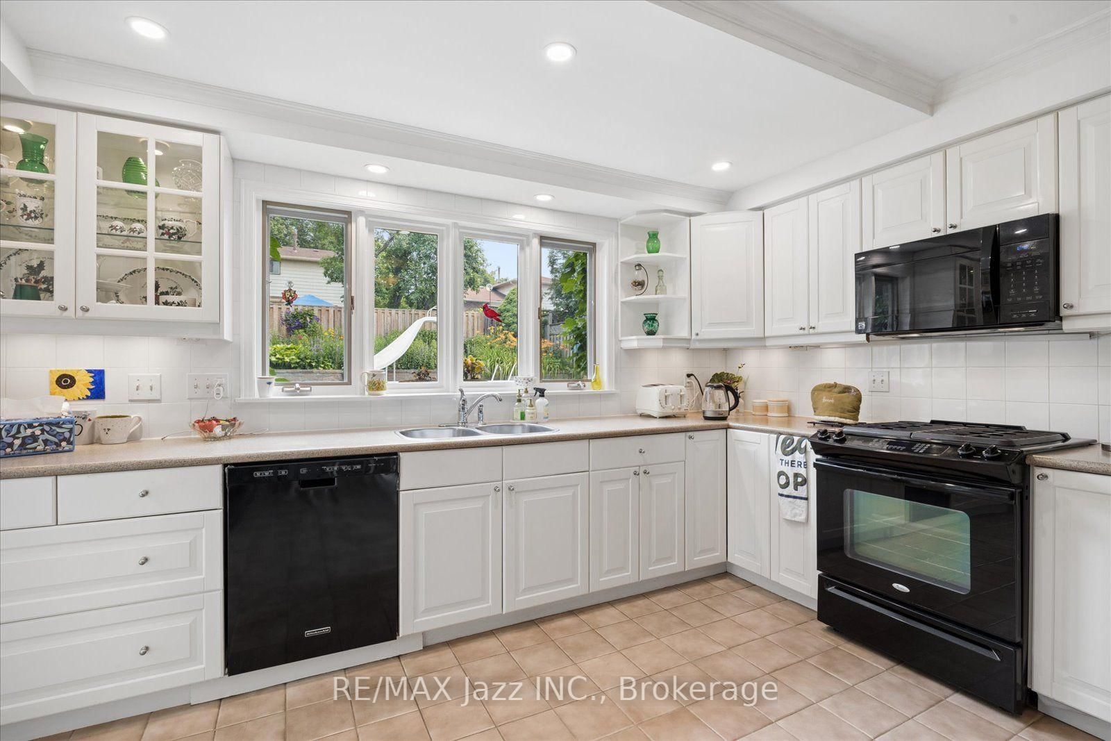 38 Trinity Crescent • Whitby, ON photo 11