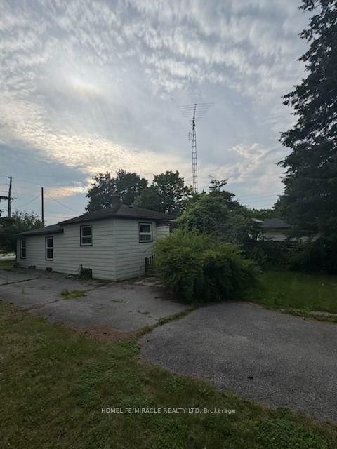869 Townline Road N