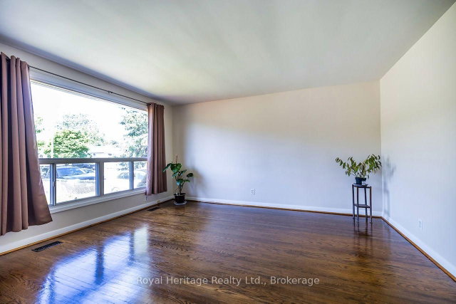 42 Thorncroft Crescent