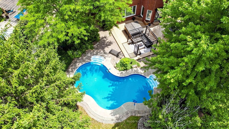 832 Darwin Dr, Pickering