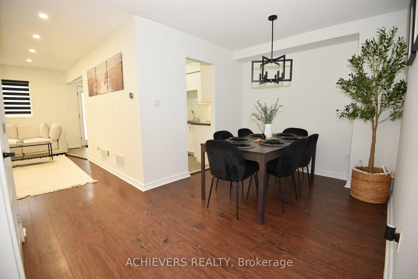 19 Mccullock Crescent • Ajax, ON photo 5