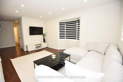 19 Mccullock Crescent • Ajax, ON photo 8