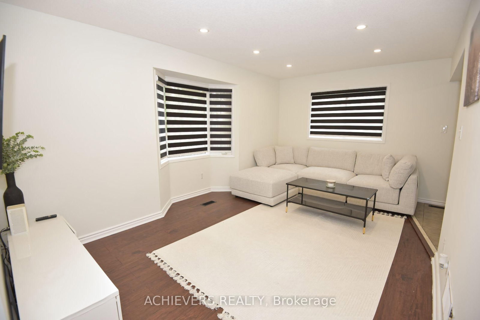 19 Mccullock Crescent • Ajax, ON photo 9