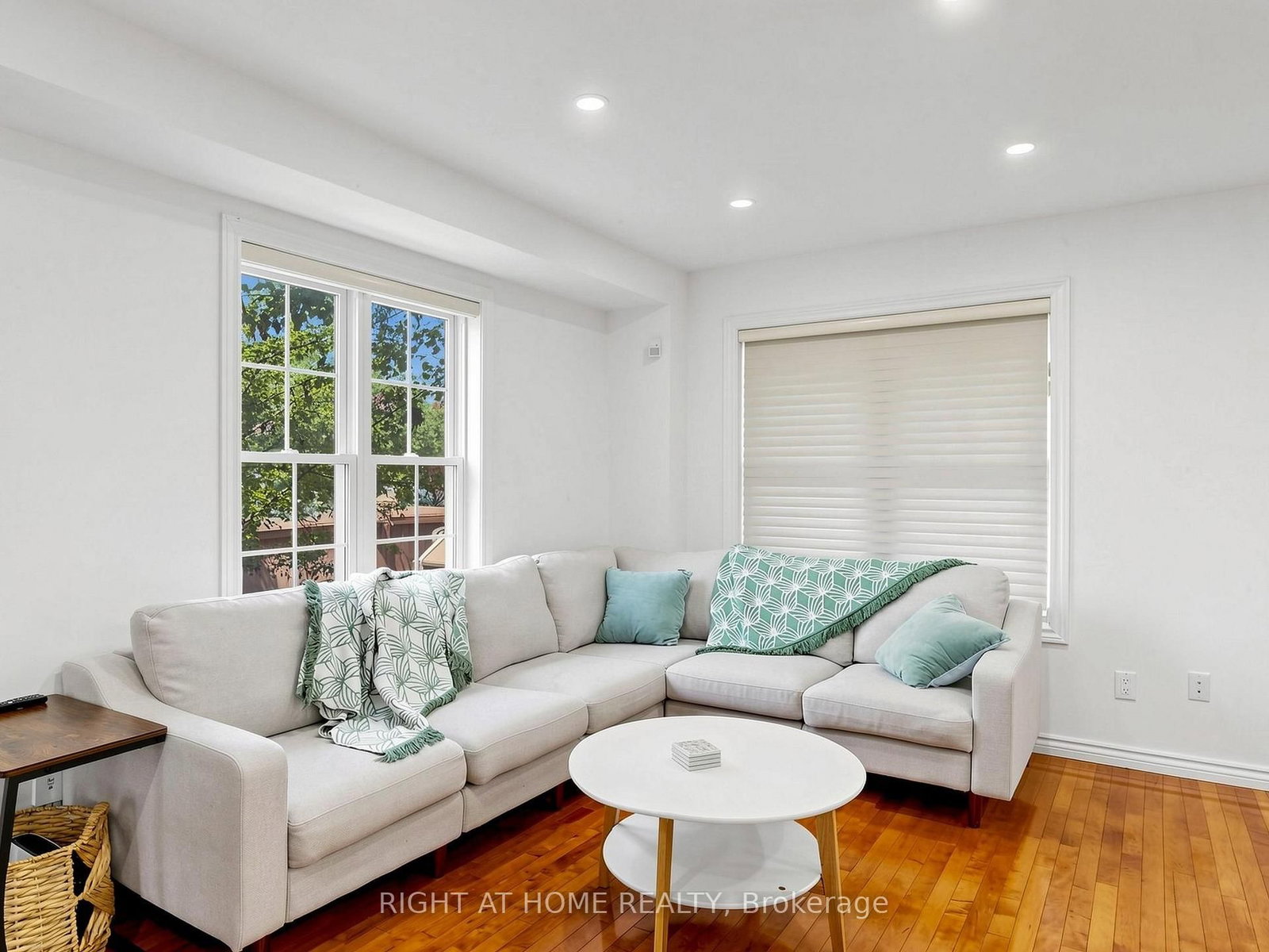 25 Teagarden Court • Whitby, ON photo 6
