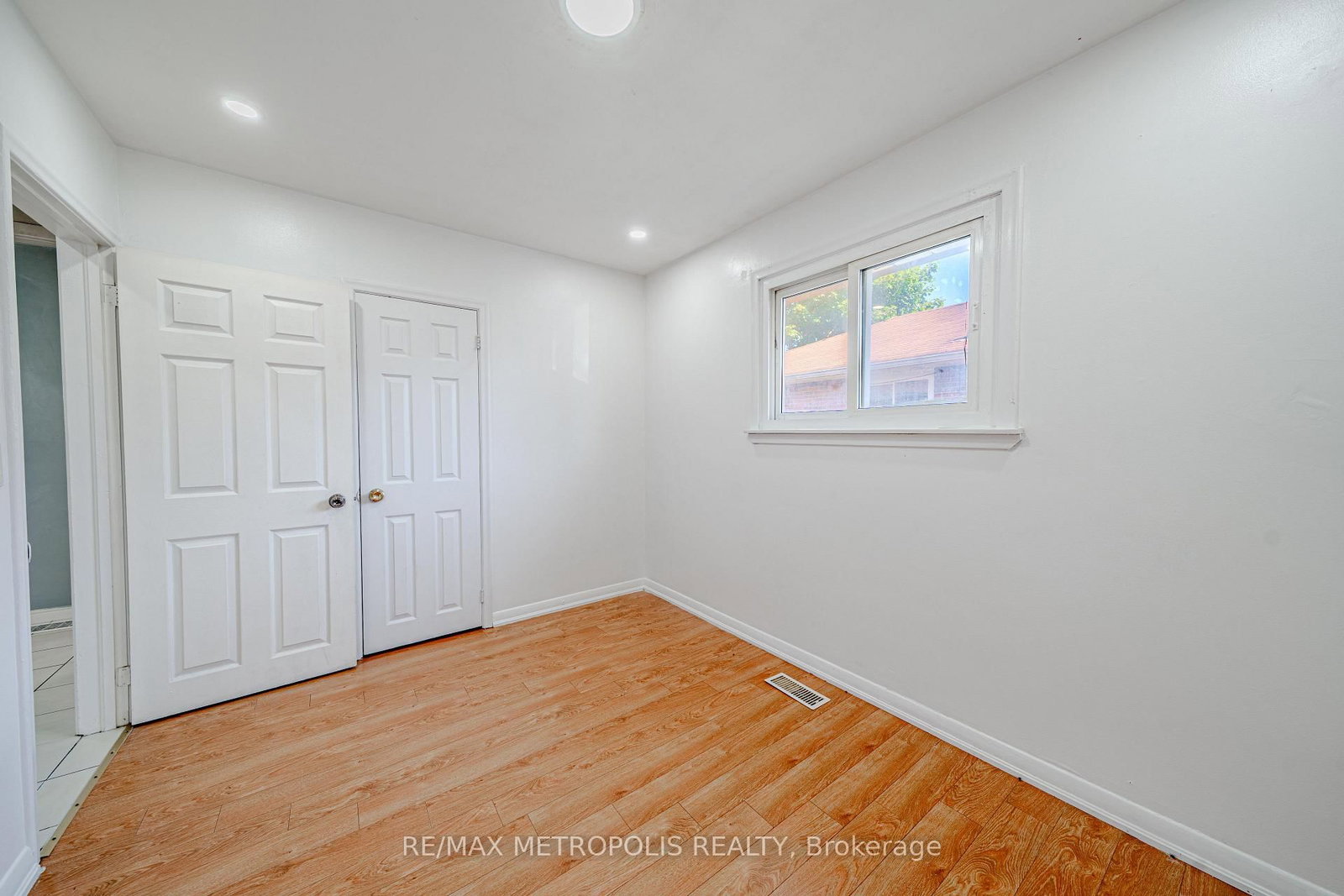 235 S Waverly Street • Oshawa, ON photo 16