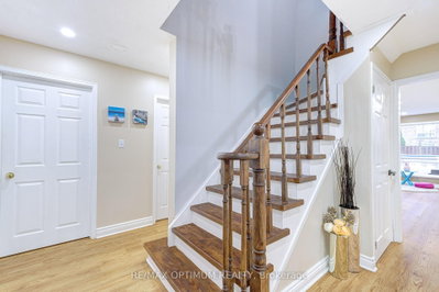 11 Murkar Crescent • Whitby, ON photo 6