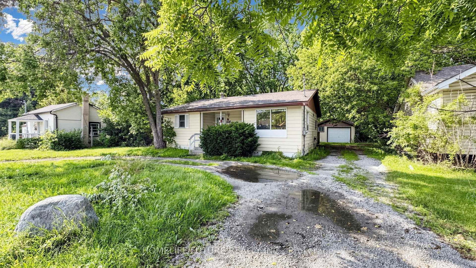 804 Dundas Street W • Whitby, ON photo 4