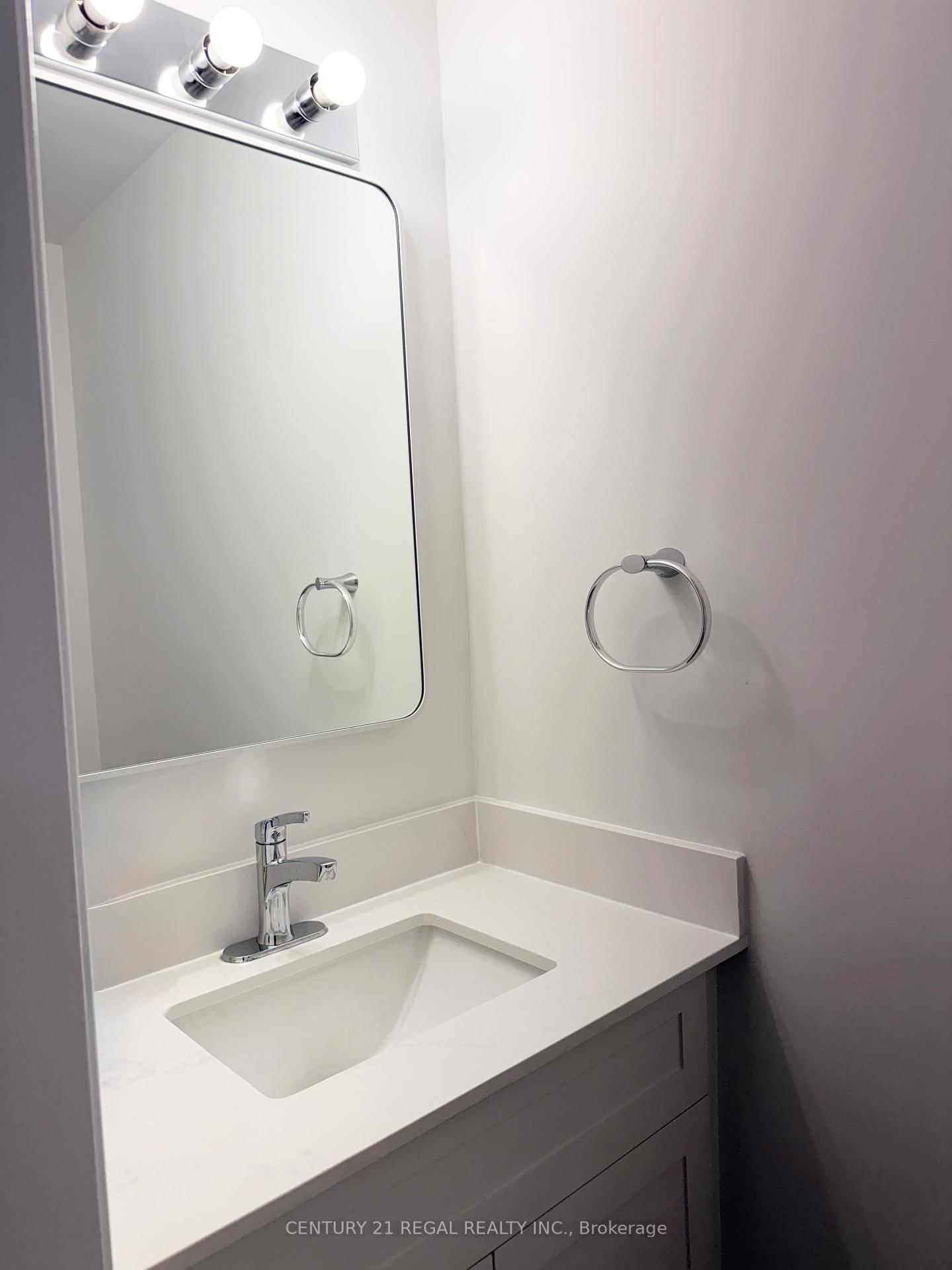 8 Chamberlain Court • Ajax, ON photo 12
