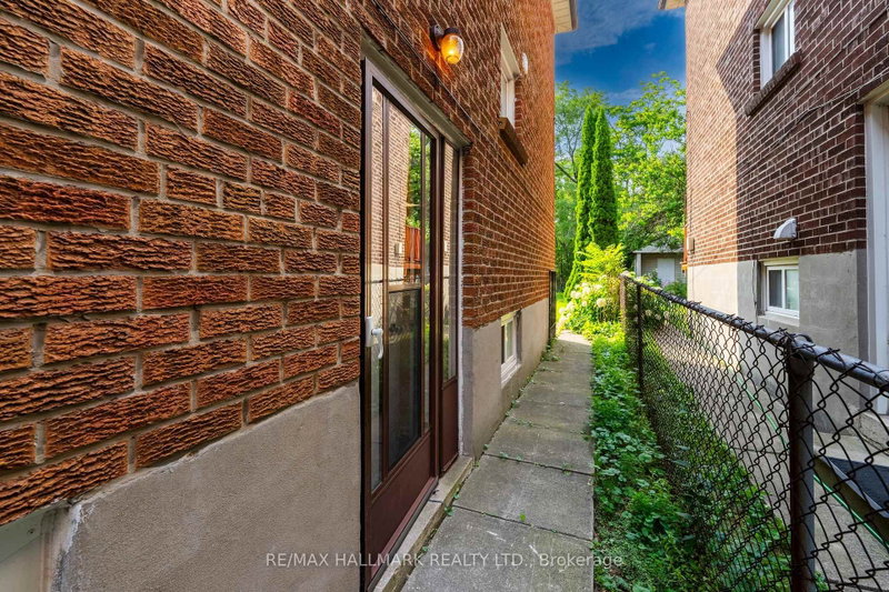 402 Kingston Rd photo 5