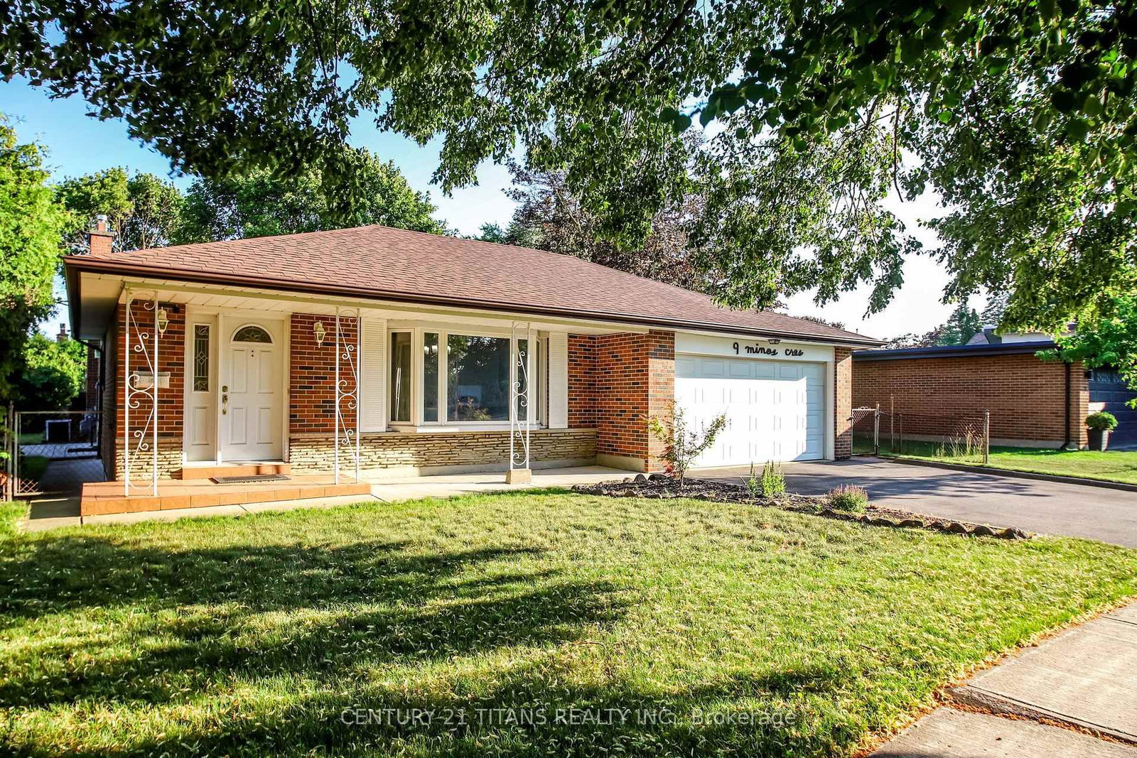 9 Minos Crescent, Toronto, ON