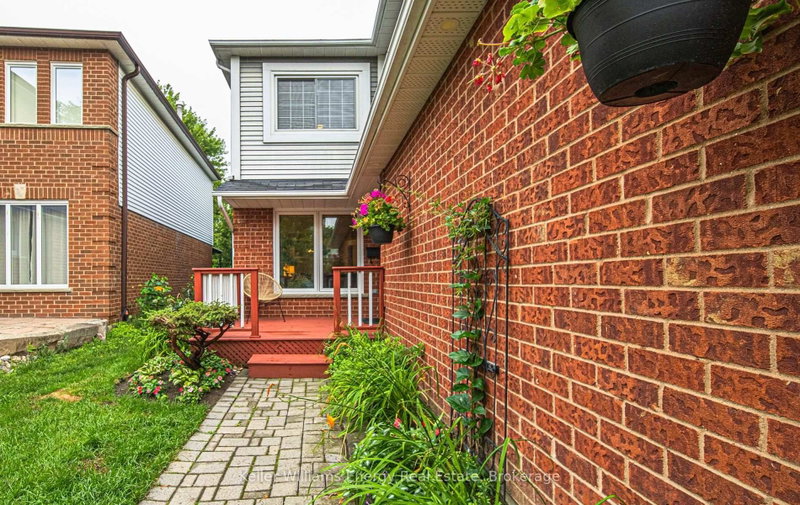 27 Teddington Crescent