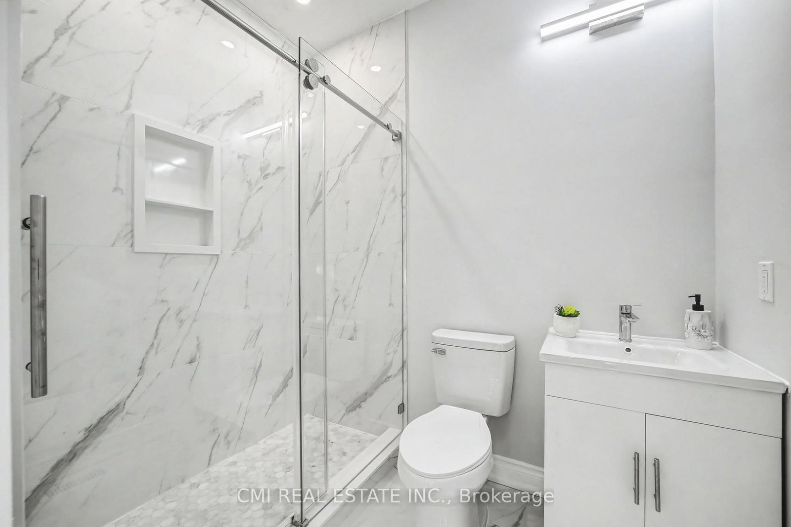 75 Kenilworth Avenue • Toronto, ON photo 28