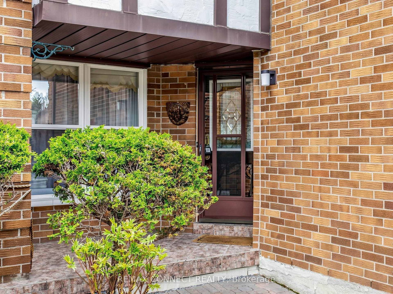 60 Starspray Boulevard • Toronto, ON photo 3