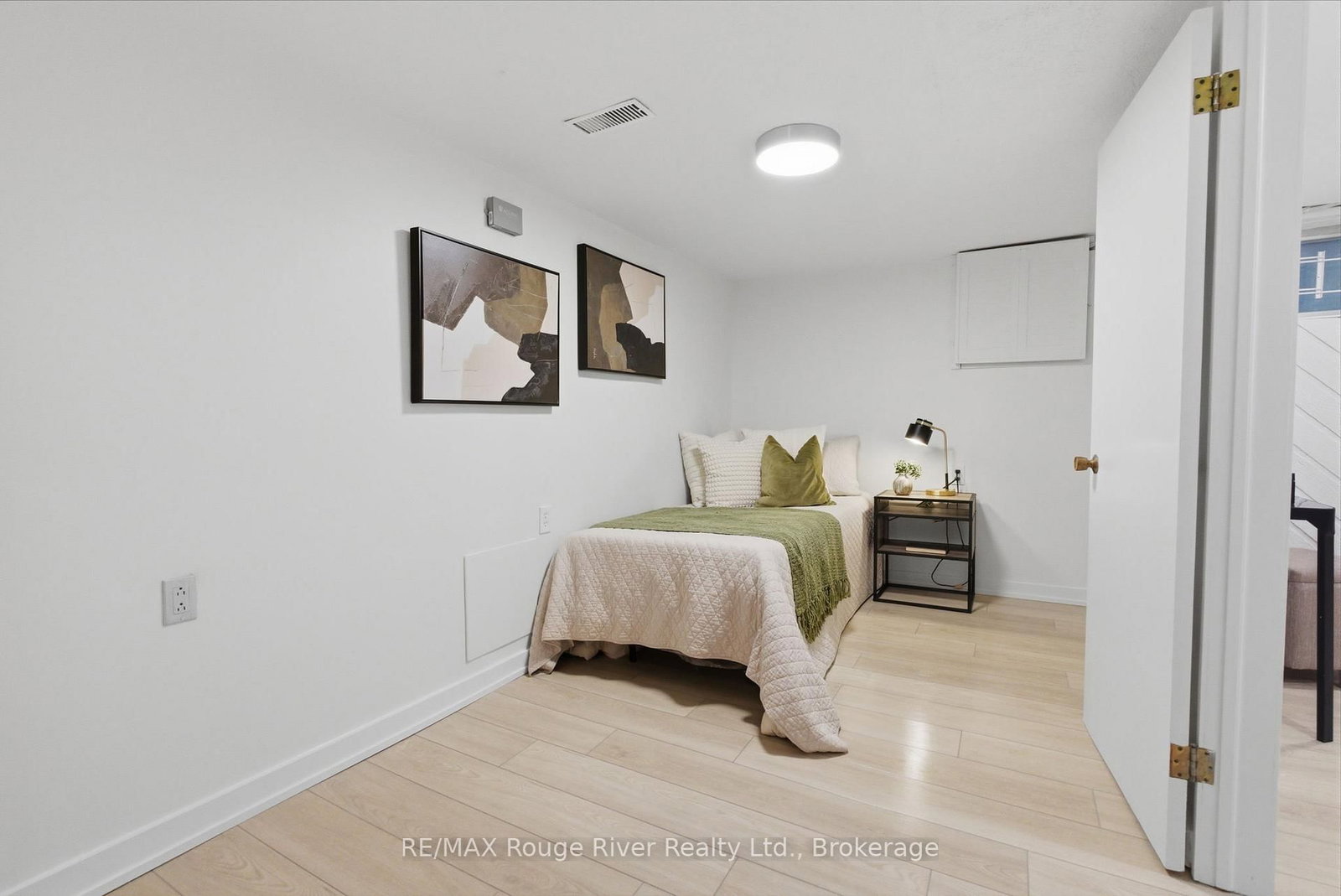 7 Heyworth Crescent • Toronto, ON photo 16