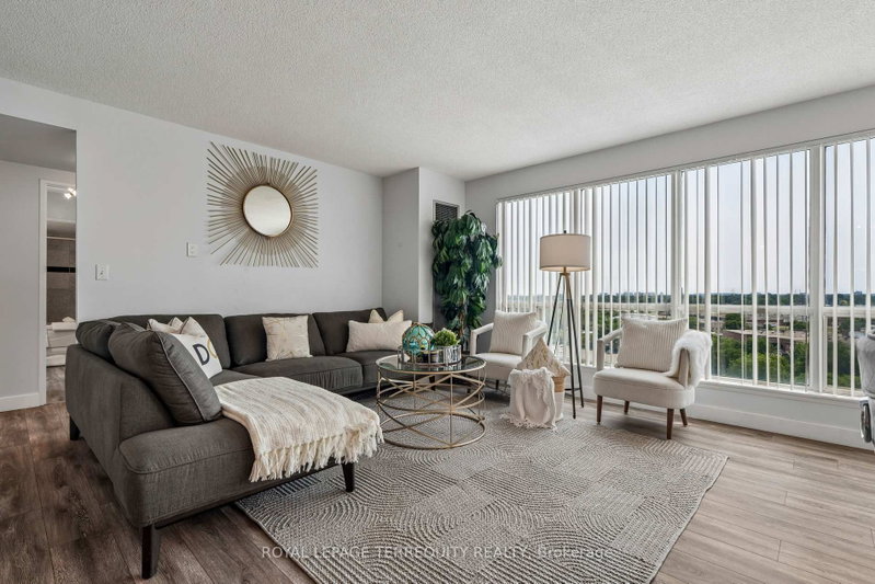 906 - 18 Lee Centre Drive
