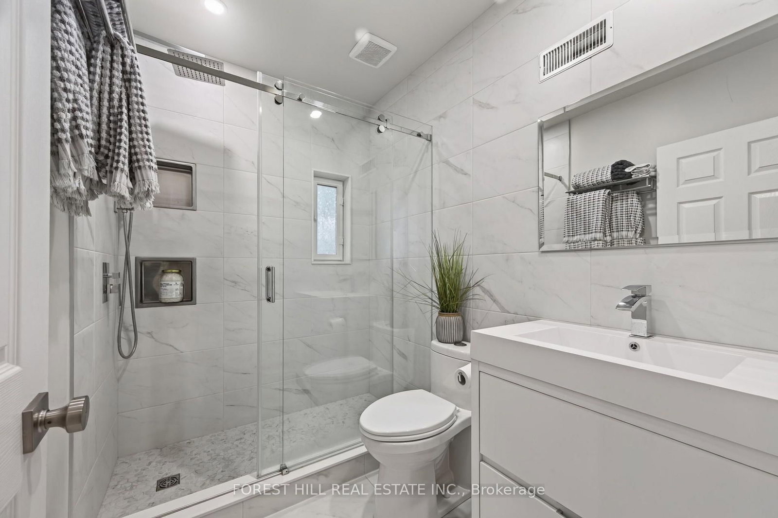 1040 Woodbine Avenue • Toronto, ON photo 27
