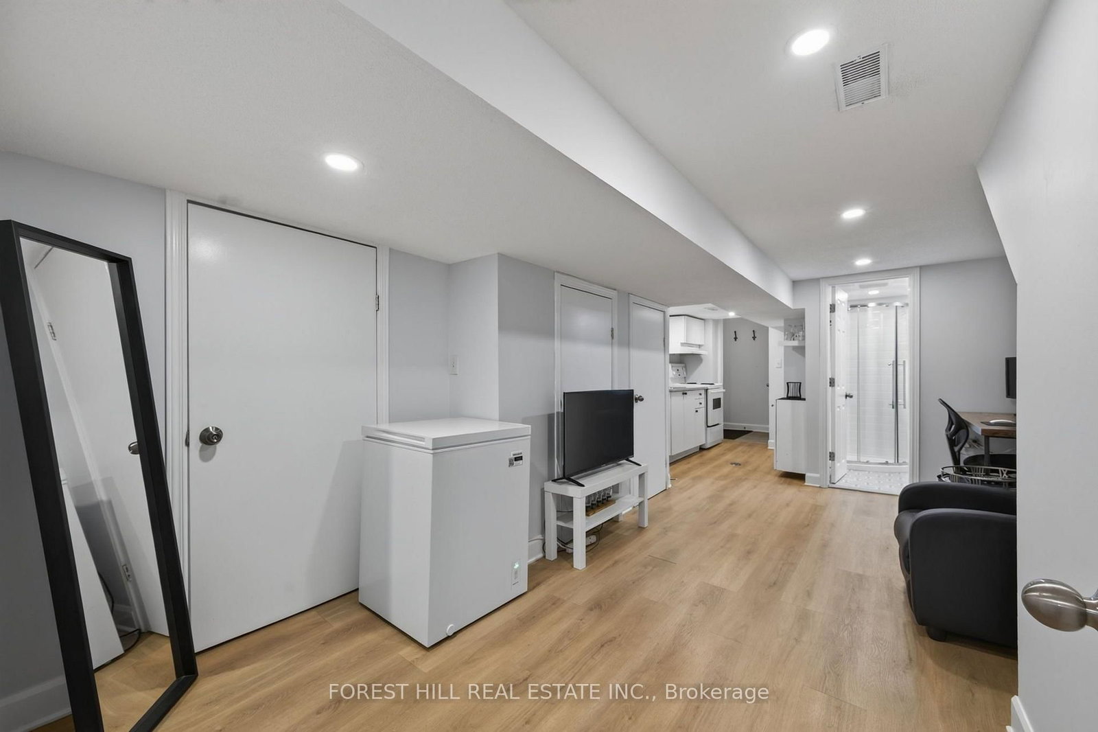 1040 Woodbine Avenue • Toronto, ON photo 34