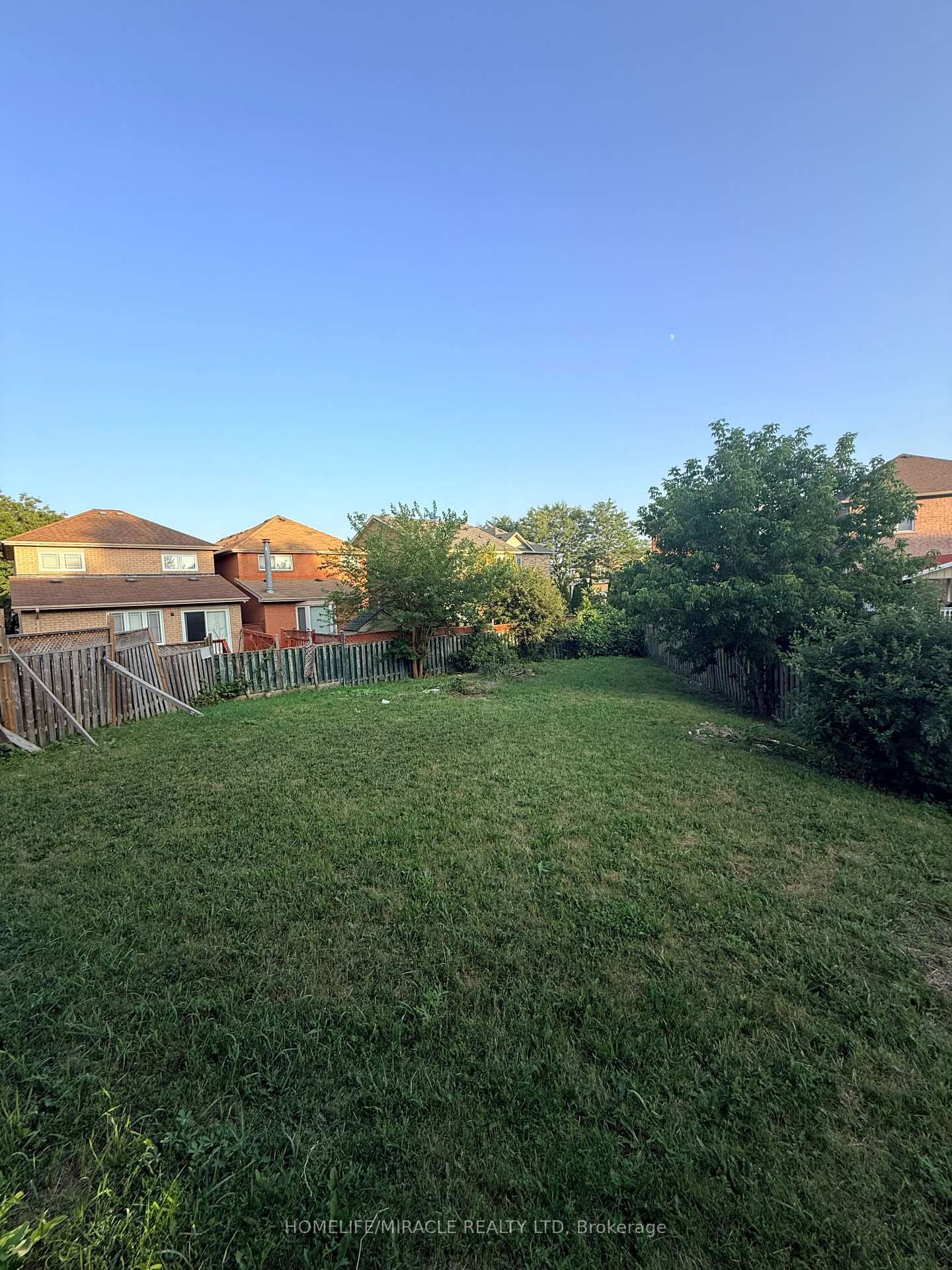 102 Misty Hills Trail • Toronto, ON photo 4