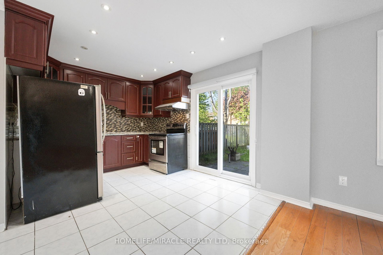 8 Lansbury Drive • Toronto, ON photo 14
