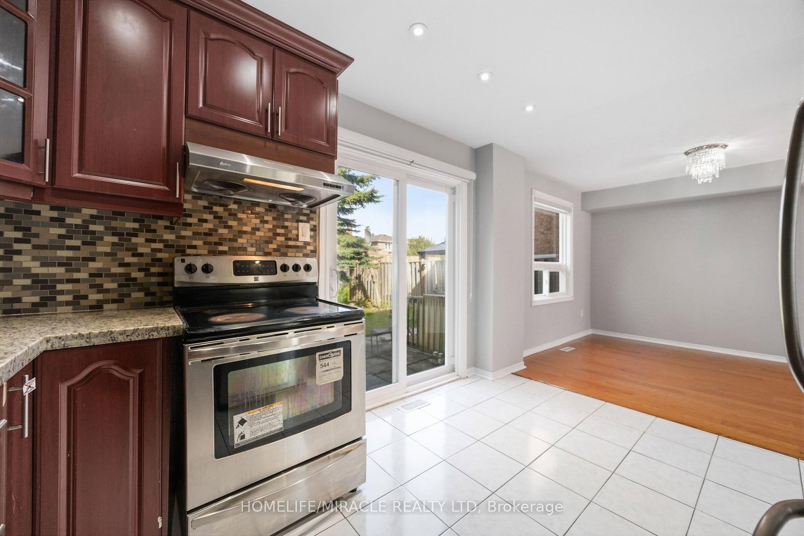 8 Lansbury Drive • Toronto, ON photo 17
