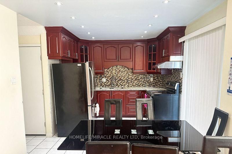 8 Lansbury Drive • Toronto, ON photo 33