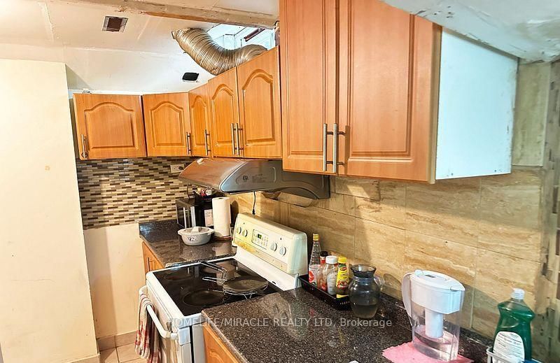 8 Lansbury Drive • Toronto, ON photo 34