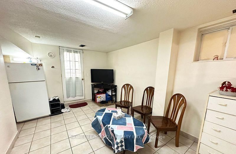 8 Lansbury Drive • Toronto, ON photo 37