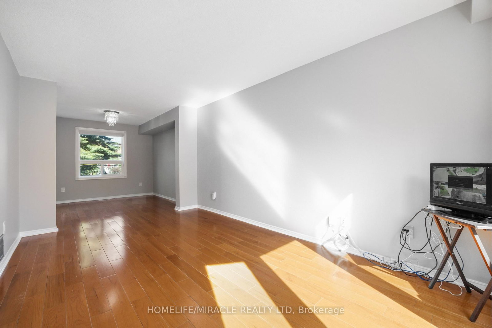 8 Lansbury Drive • Toronto, ON photo 7