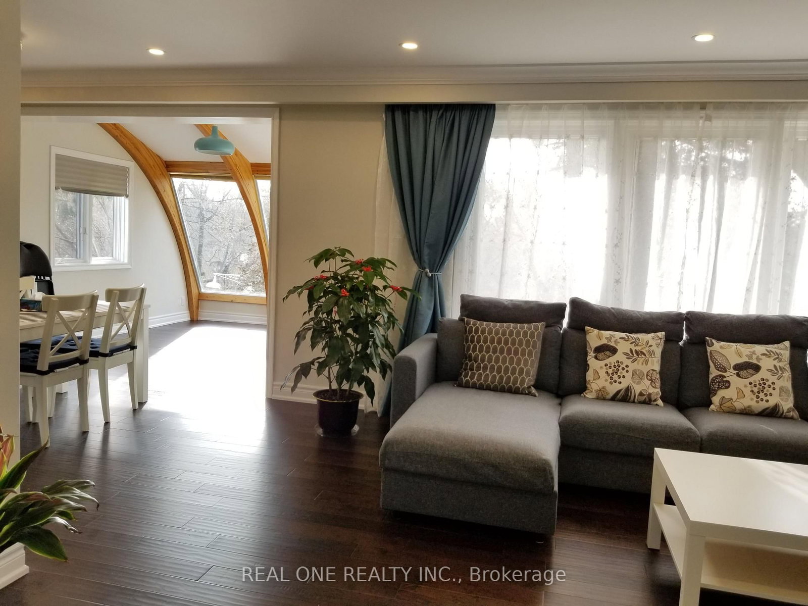 26 Applefield Drive • Toronto, ON photo 11