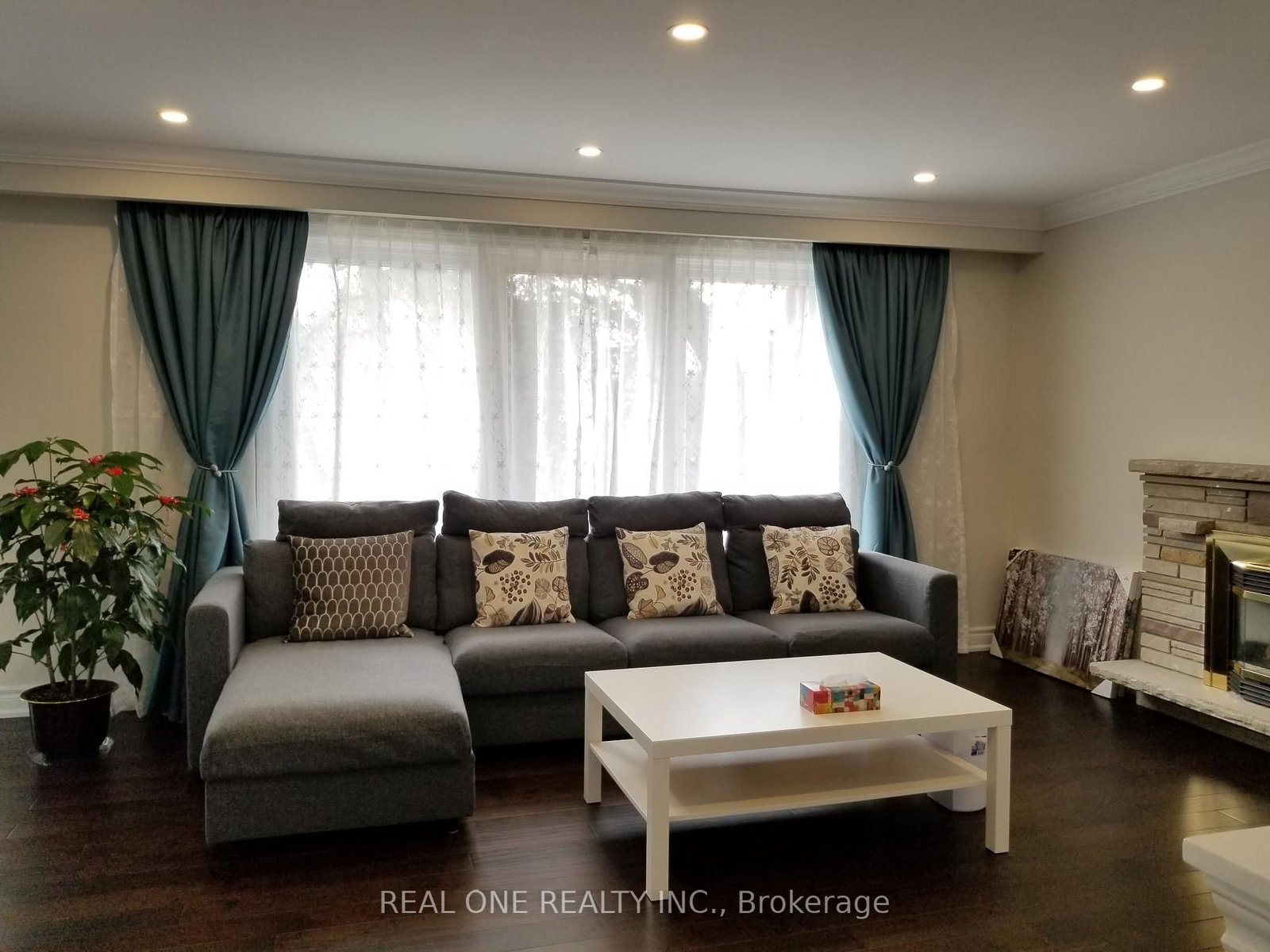26 Applefield Drive • Toronto, ON photo 9
