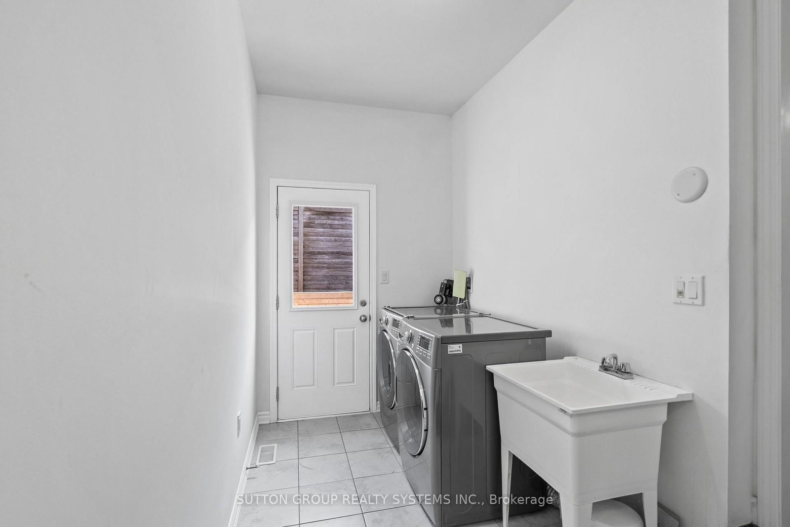 11 Fusilier Drive • Toronto, ON photo 8