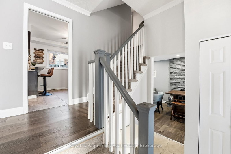 489 Crestwood Dr photo 4