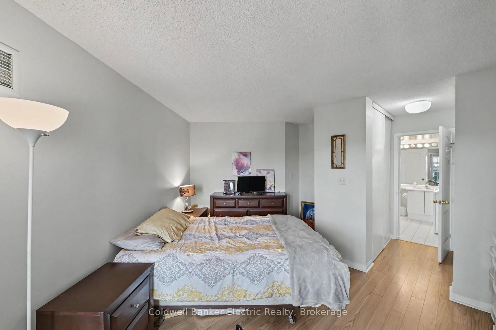 712 Rossland Road E, Unit 1011 - Photo 39