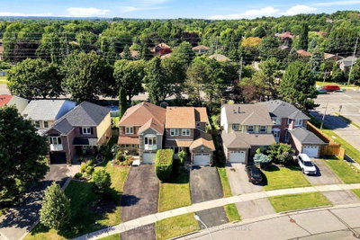 868 White Ash Drive • Whitby, ON photo 3
