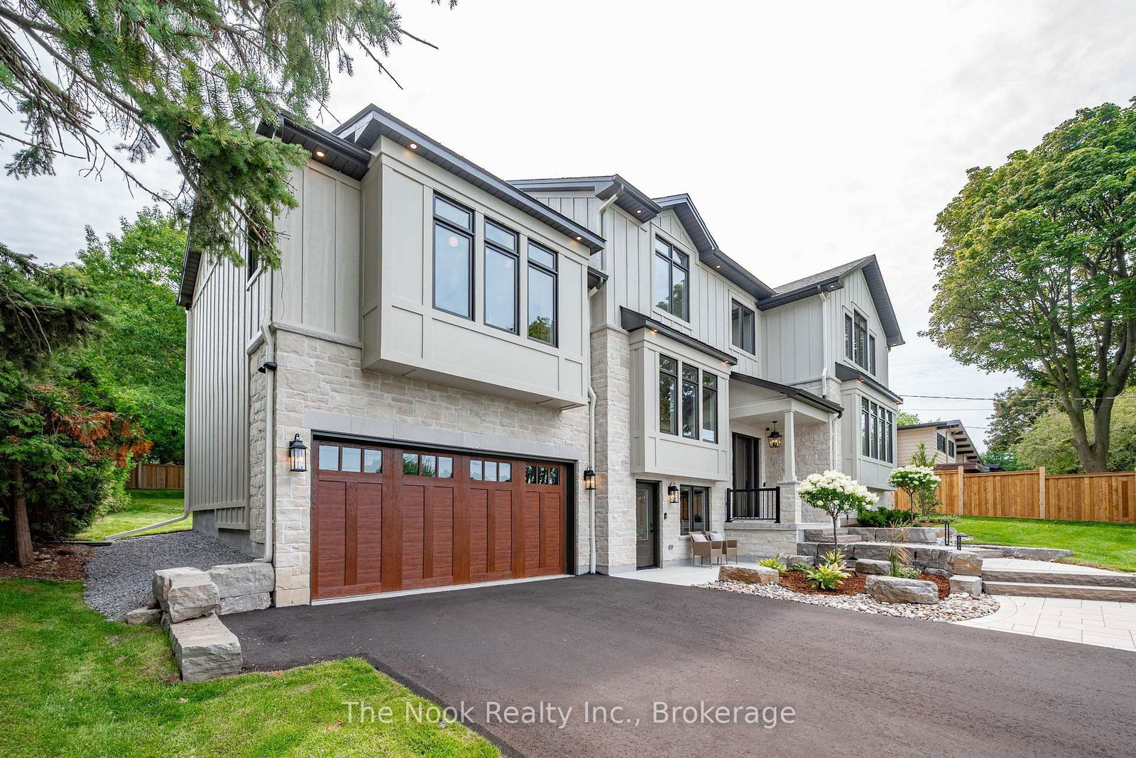 153 Elizabeth Crescent N • Whitby, ON photo 3
