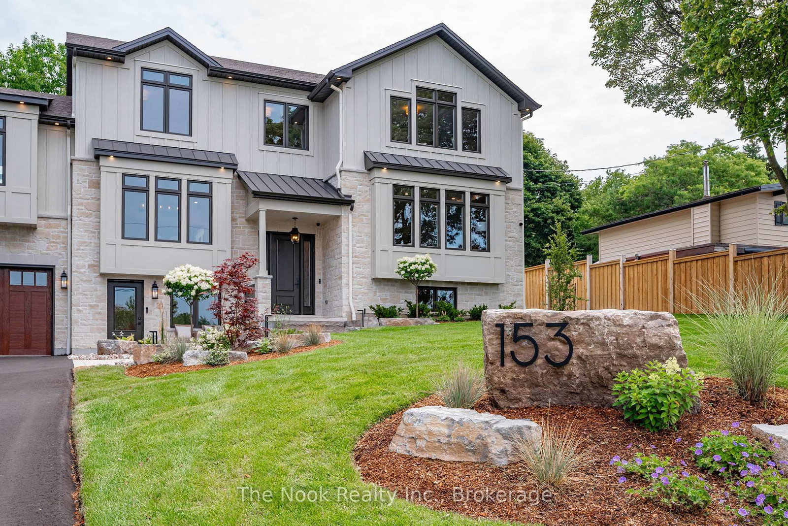 153 Elizabeth Crescent N • Whitby, ON photo 4