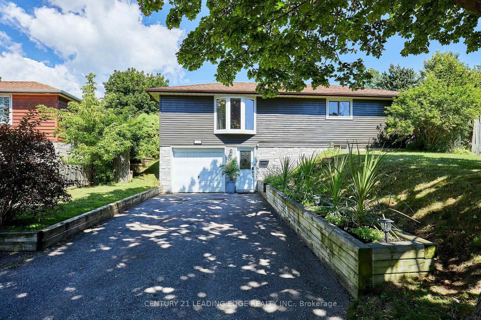 1229 Norman Court • Oshawa, ON photo 2