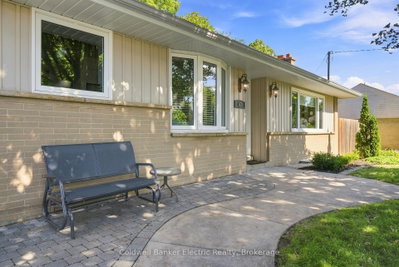 47 Grandview Street N • Oshawa, ON photo 3