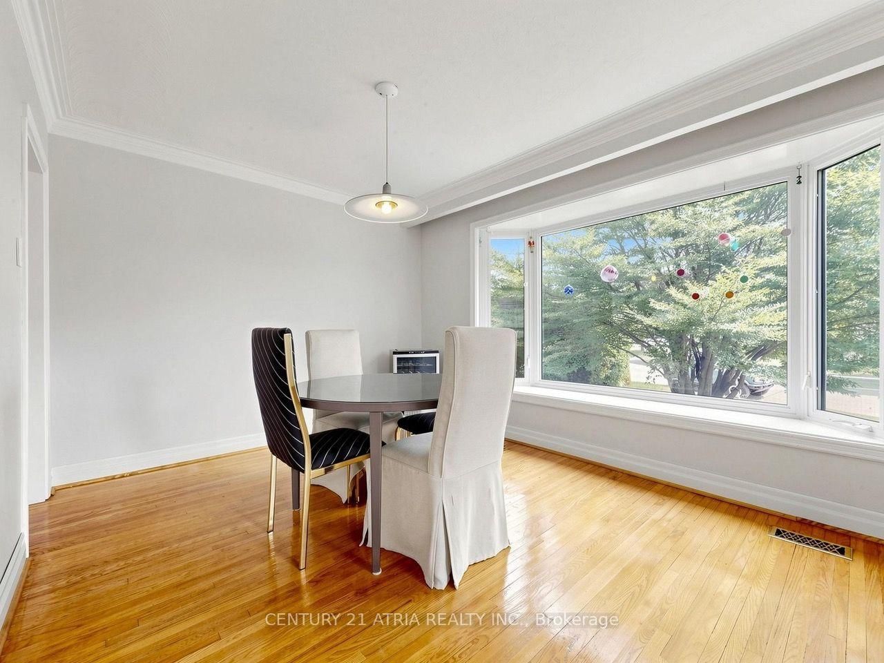 22 Jeffton Crescent • Toronto, ON photo 8