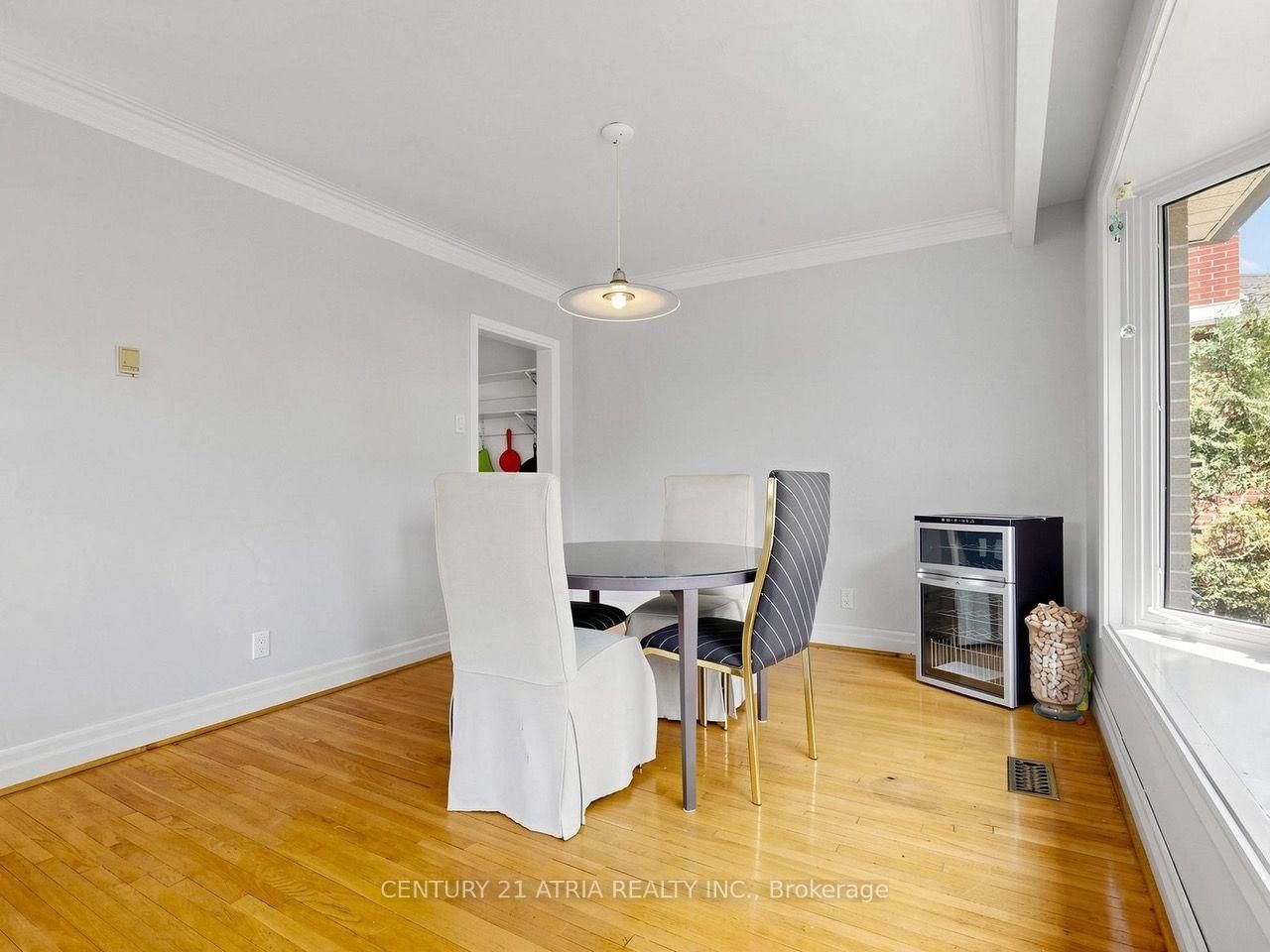 22 Jeffton Crescent • Toronto, ON photo 9