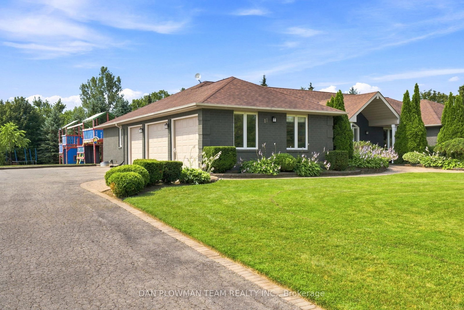 11 Steepleview Court • Oshawa, ON photo 2