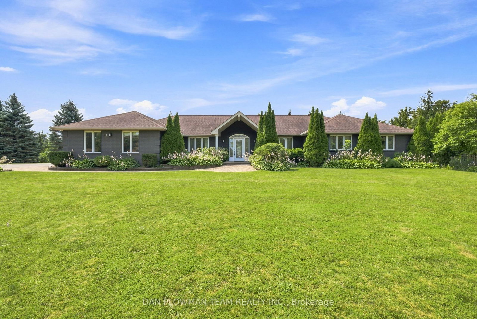 11 Steepleview Court • Oshawa, ON photo 3