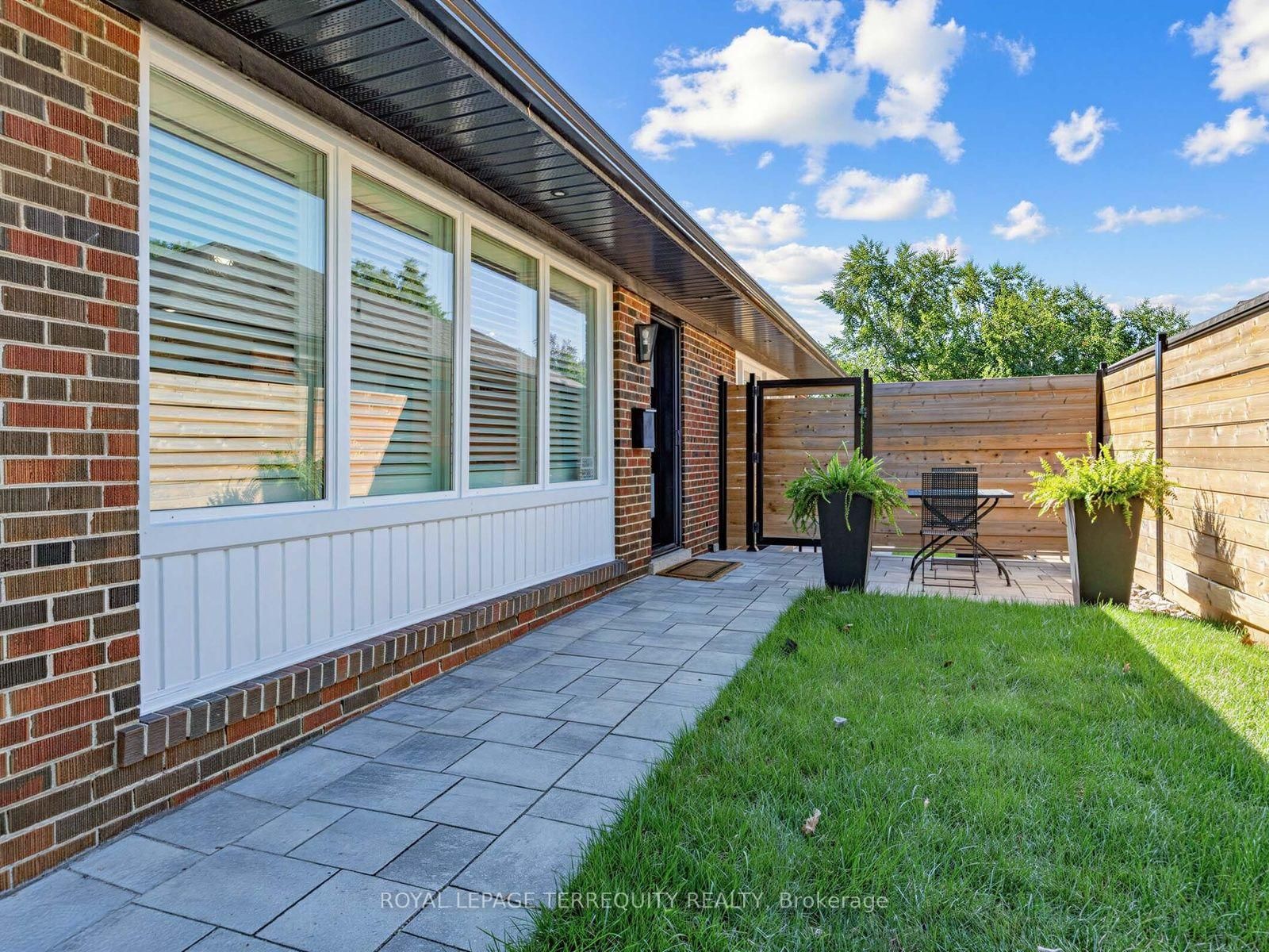29 Sedgewick Crescent • Toronto, ON photo 4