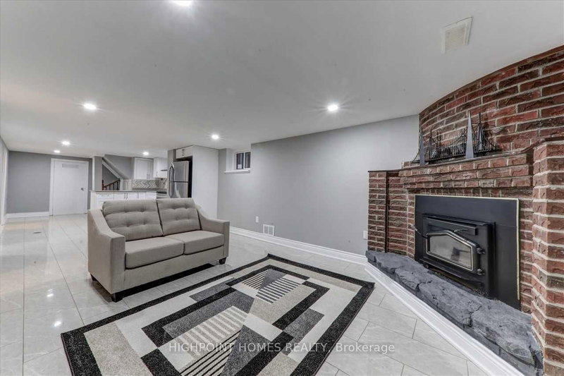 25 Surrey Ave photo 4