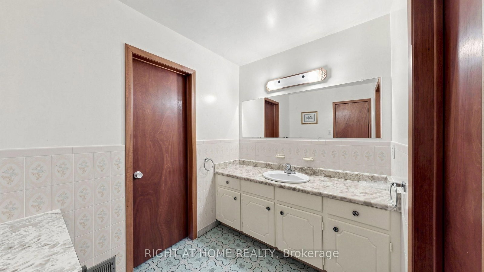 20 Torrens Avenue • Toronto, ON photo 17