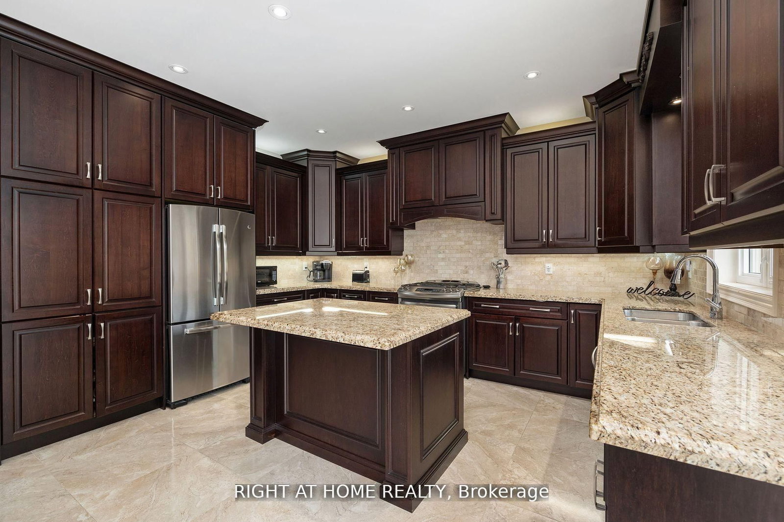 25 CHARTERHOUSE Drive N • Whitby, ON photo 8