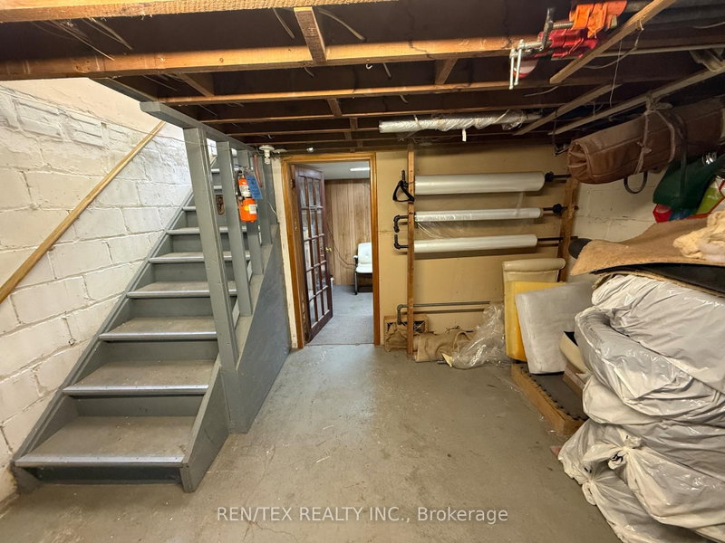 875 O'Connor Dr E photo 4
