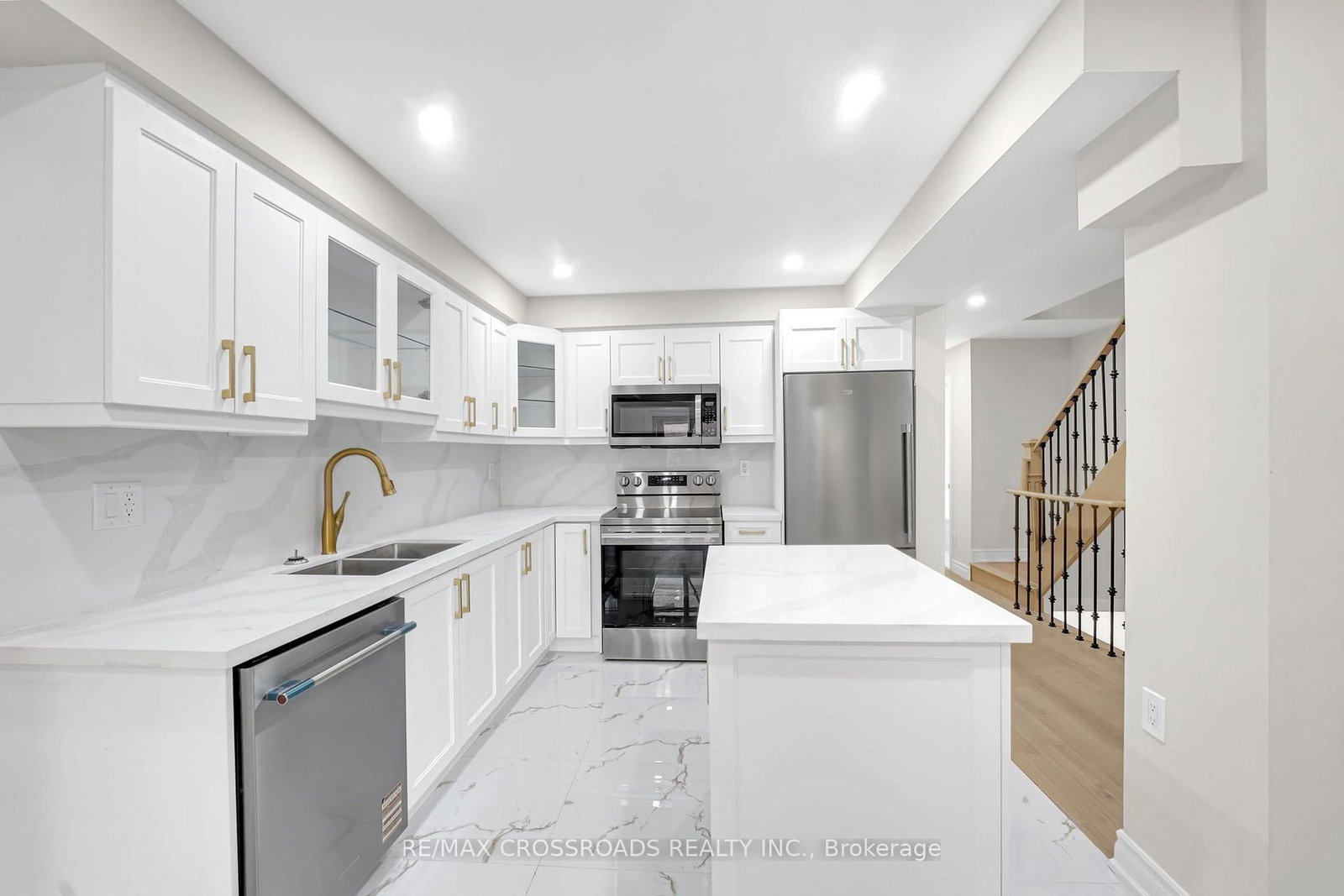 321 Sparrow Circle • Pickering, ON photo 8