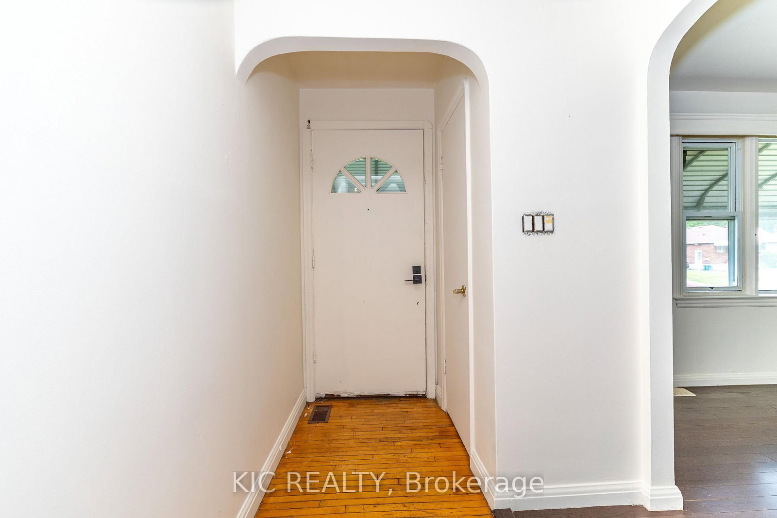 333 CADILLAC Avenue S • Oshawa, ON photo 2